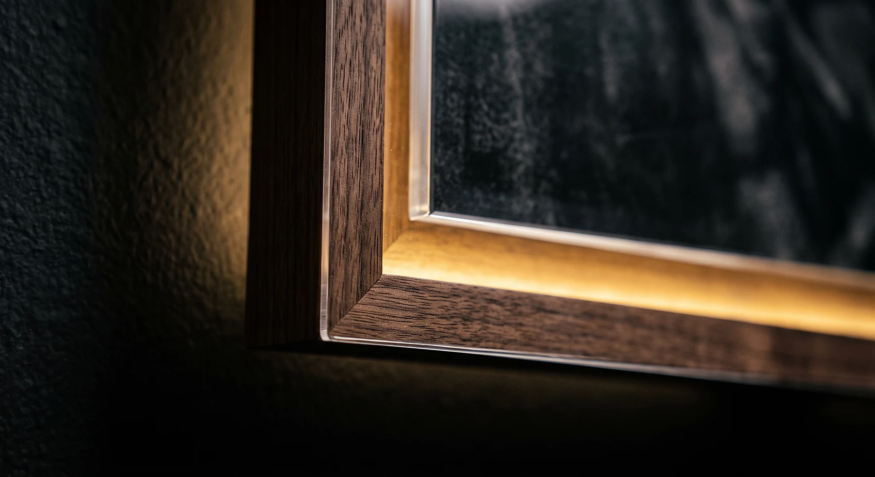 Cadre en bois avec lumière chaude, gros plan