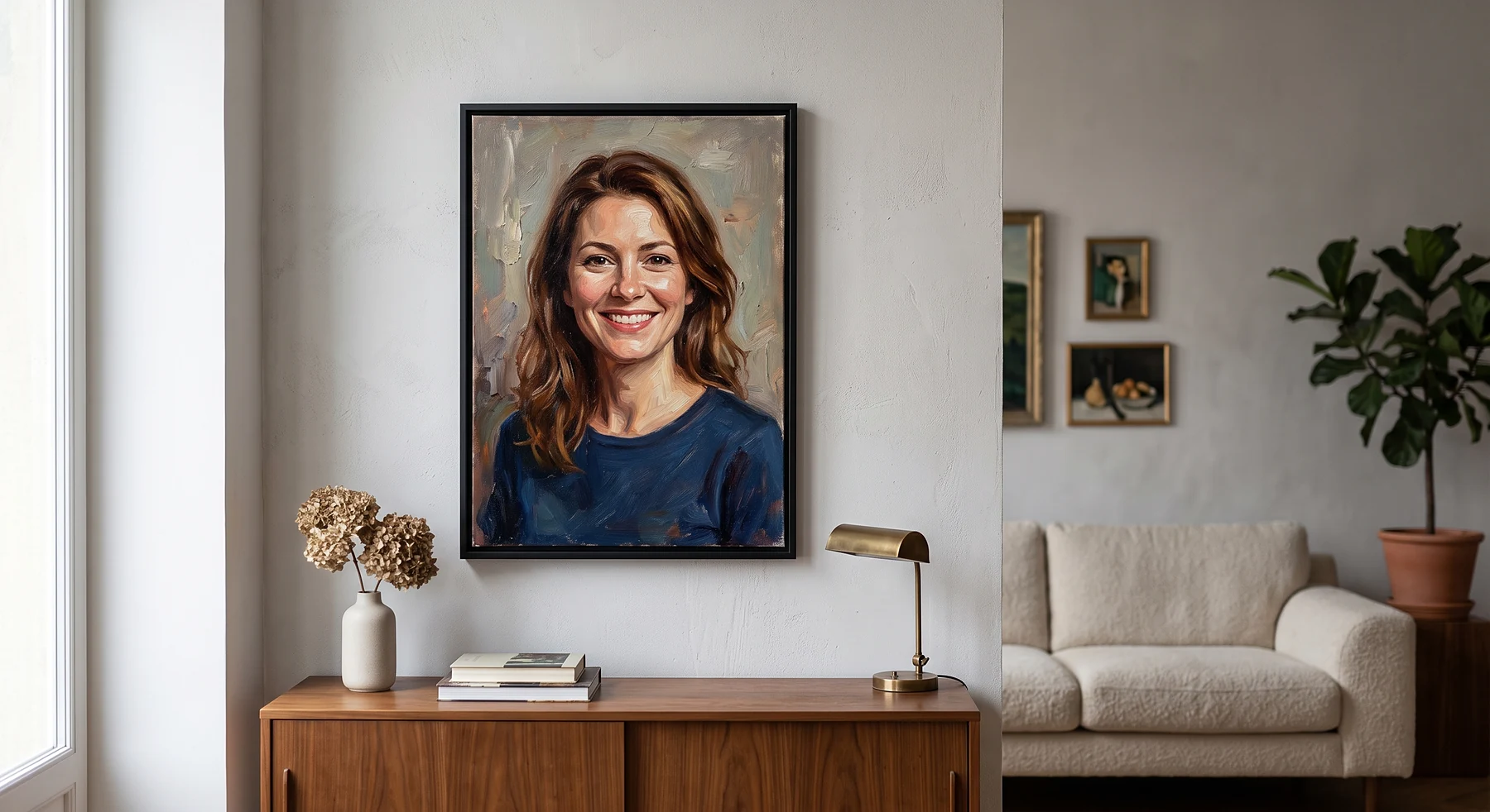 Portrait de femme encadré dans un salon lumineux