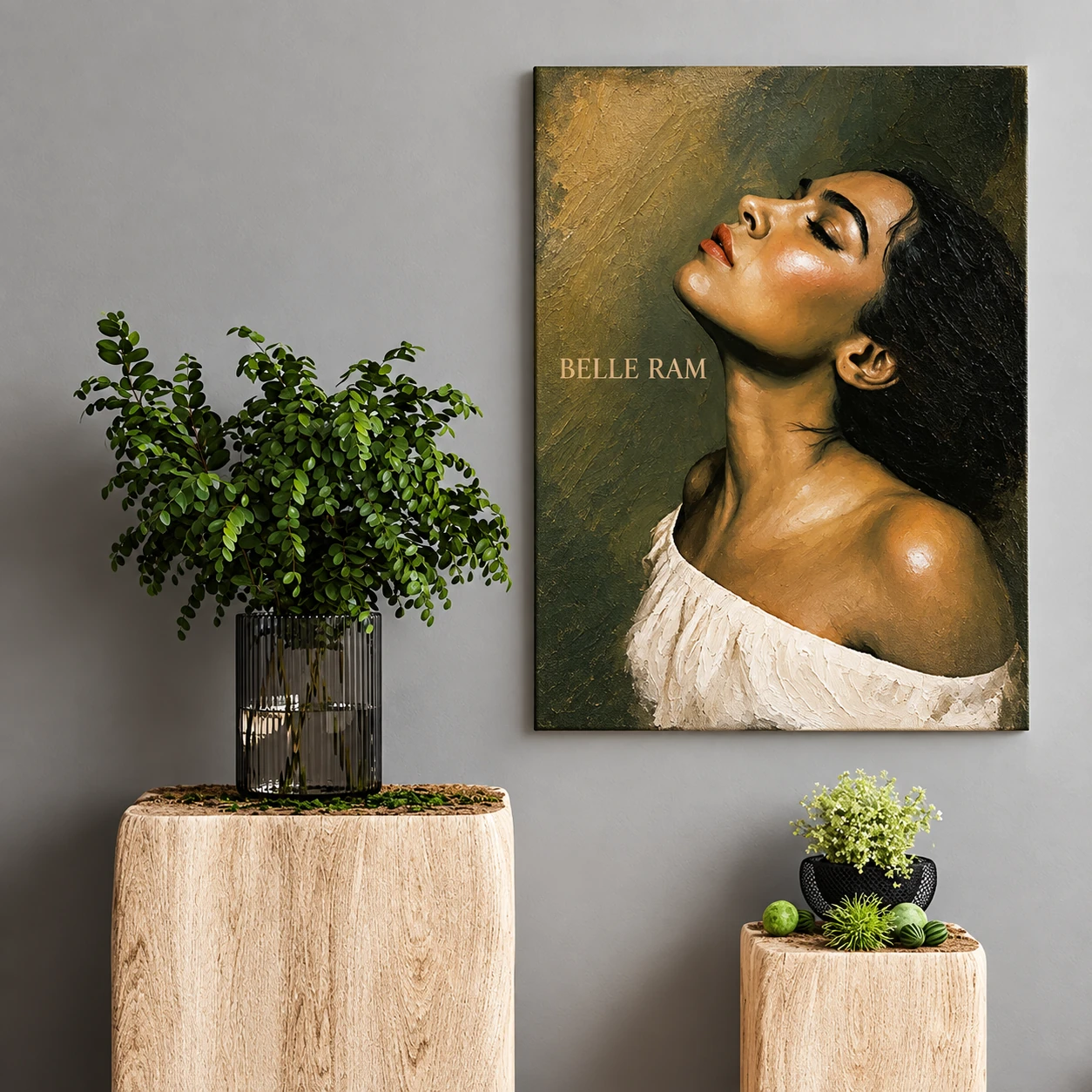 Portrait à l'huile accroché dans un salon contemporain
